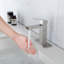 Robinet de lavabo de salle de bain à poignée simple avec bec cascade-115721282