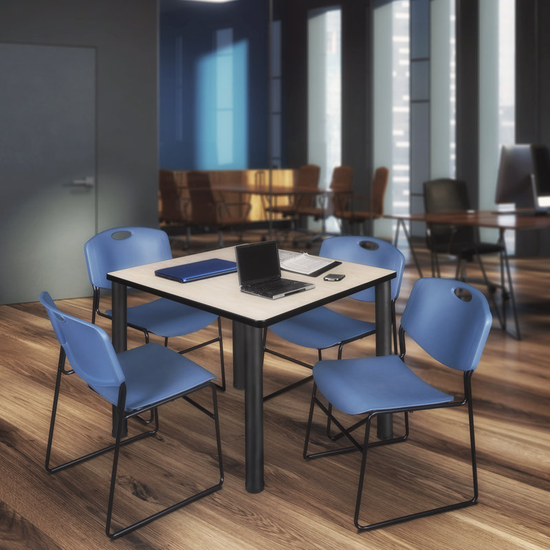 Plateau de table Kee Square, 4 chaises empilables Zeng, H 29 po x l 48 po x P 48 po, Érable / noir, Bleu