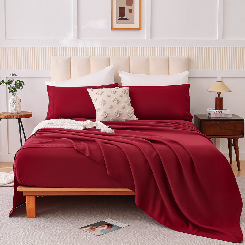 Lit quatre pièces vin rouge avec mélange de coton peau, confortable pour dormir nu, tissu de boulochage, tons de faible saturation, couverture pleine grandeur, impression sécuritaire et combinaison de teinture en nuage