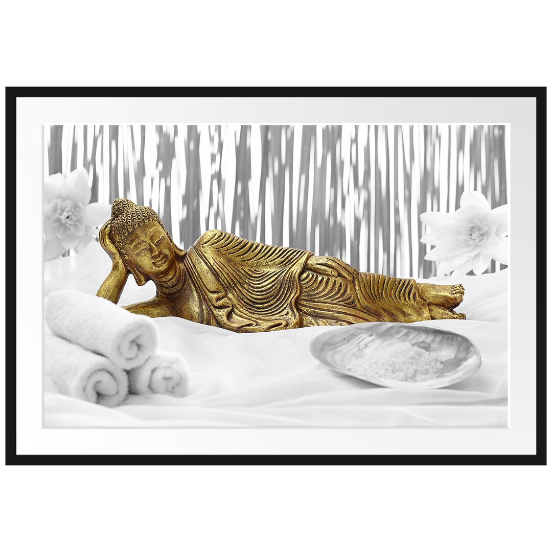 Gerahmtes Poster Goldener Buddha auf Handtuch