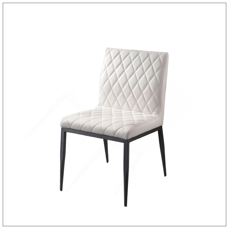 Chaises d'appoint en similicuir ivoire avec structure en métal noir, siège rembourré et design contemporain pour une salle à manger élégante