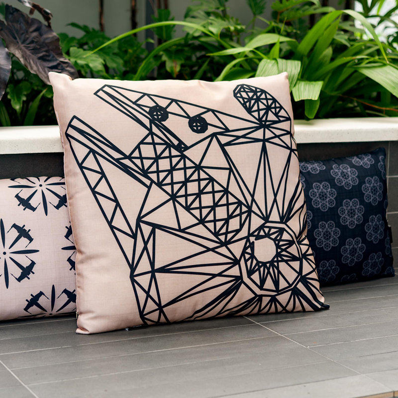 Coussin décoratif Star Wars | Motif Millennium Falcon | 25 po x 25 po