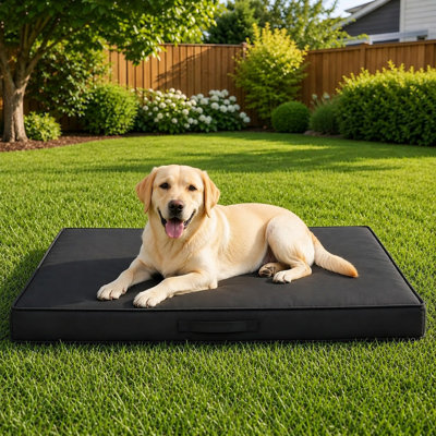 Lit orthopédique extra-large pour chien d'extérieur, gris foncé, 44 x 32 x 3,5 pouces, avec une conception rectangulaire plate imperméable, une mousse alvéolée et une housse amovible et lavable pour une utilisation à l'extérieur ou en camping.