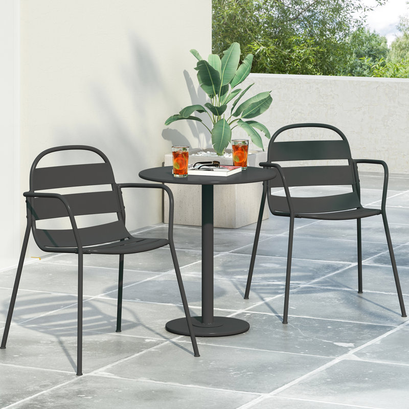 Bistro moderne moderne en fer noir mat avec une structure élégante pour un espace extérieur charmant