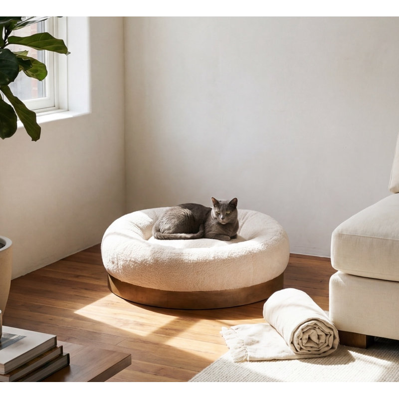 Lit apaisant moderne pour chat, 71 cm L x 71 cm l x 20 cm H, en tissu beige moelleux, avec cadre en bois massif.