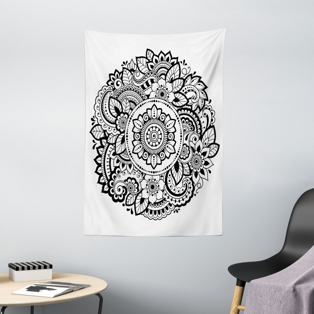 Wandbehang mit detaillierten und orientalischen Blumenmotiven und paisleyartigen Details