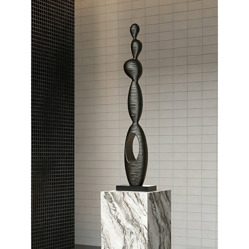 Sculpture de sol moderne en fibre de verre noire avec finition texturée, H 47,24 po x l 9,06 po x P 5,91 po