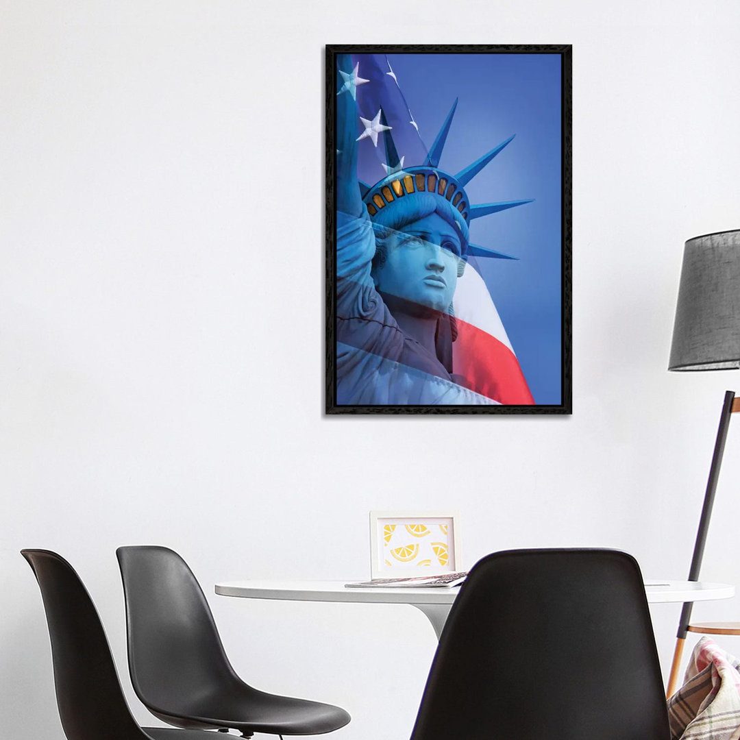 USA, Nevada, Las Vegas. Freiheitsstatue und Amerikanische Flagge von Jaynes Gallery - Galerie-verpackte Leinwand Giclée ...