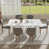 Table blanche avec chaises grises est en rupture de stock