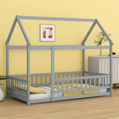 Lit simple en bois en forme de maison - structure de toit et barrières de sécurité