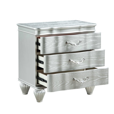 Table de chevet à 3 tiroirs de style traditionnel argenté et fabrication en bois, pour l'espace de rangement de la chambre à coucher avec des besoins esthétiques solides