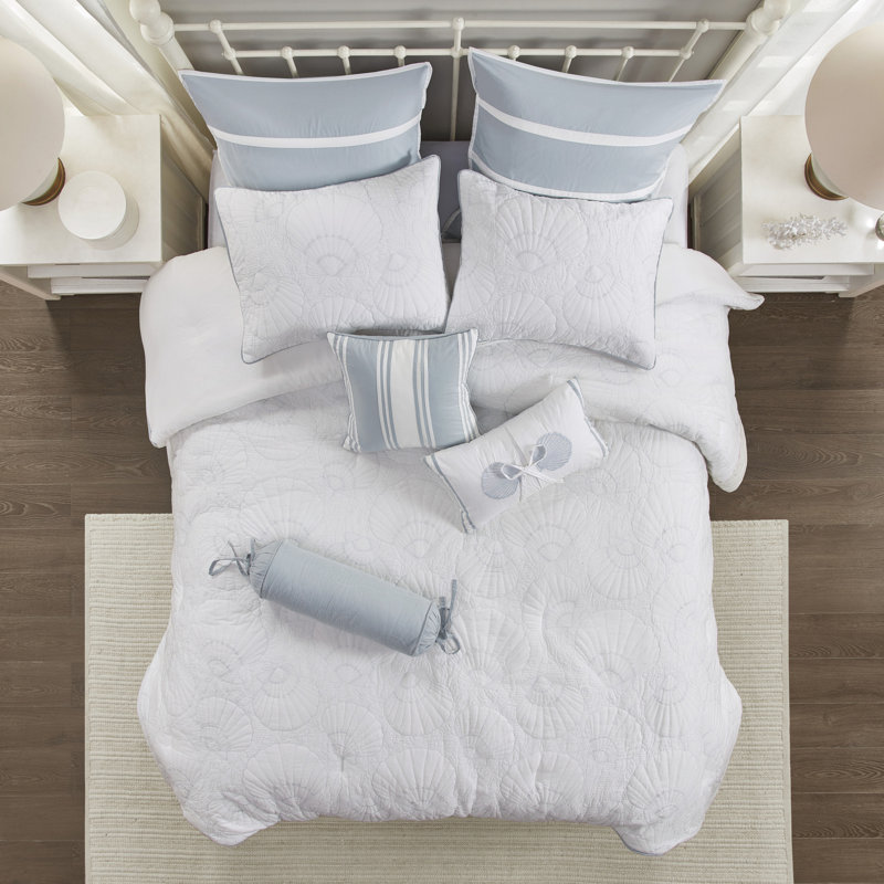 Édredon blanc très grand et bleu pour un décor de chambre simple