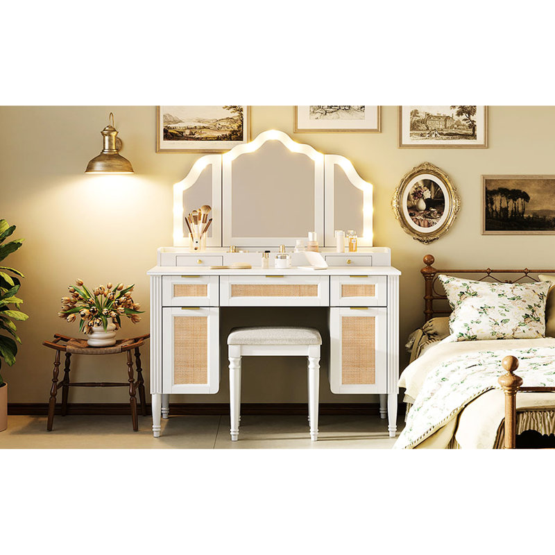 Table de coiffeuse de 44,22 po avec 13 ampoules inspirées, 3 options d'éclairage, miroir à trois volets, 5 tiroirs, tablettes et charge intégrée, attrait rétro de style bord de mer pour les lumières de bureau de chambre à coucher, charge de rangement