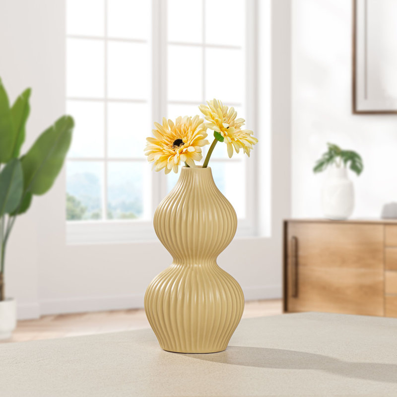 Vase de table Liubomila, H 10 po x l 5,25 po x P 5,25 po, Jaune