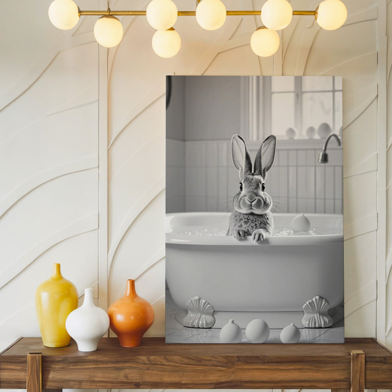Reproduction d'art sur toile de lapin assis dans une baignoire remplie d'eau en noir et blanc, H 30 po x l 20 po