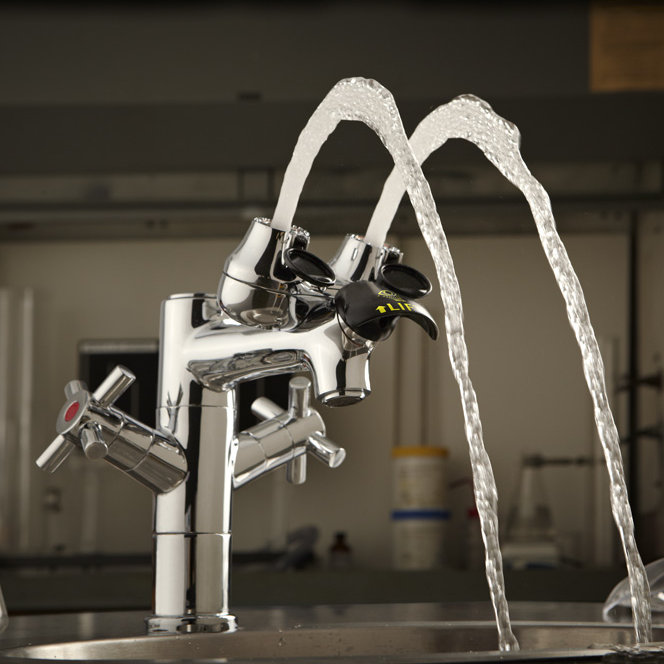Robinet pour laboratoire à simple poteau avec lavage à l’oeil intégré de secours eyesaver