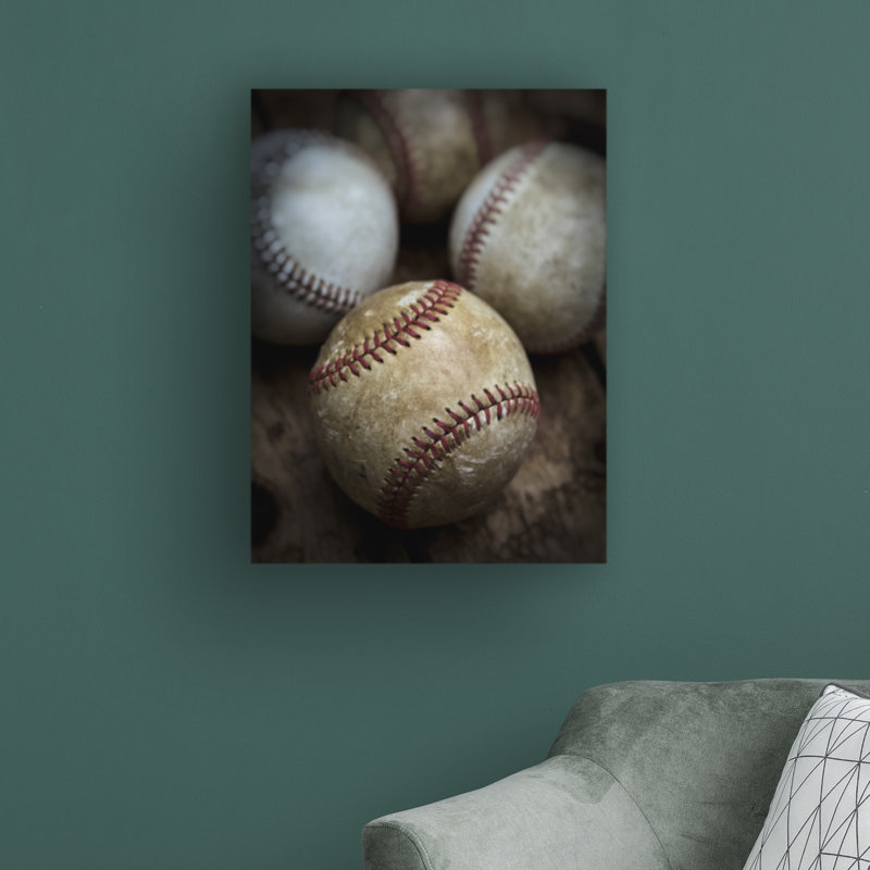 «Old Baseball» par Edward M Fielding - photographie sur toile tendue, H 32 po x l 24 po x P 2 po