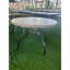 Table de patio ronde durable avec plateau en faux bois, pieds en métal résistant à la rouille, parfaite pour les repas en plein air