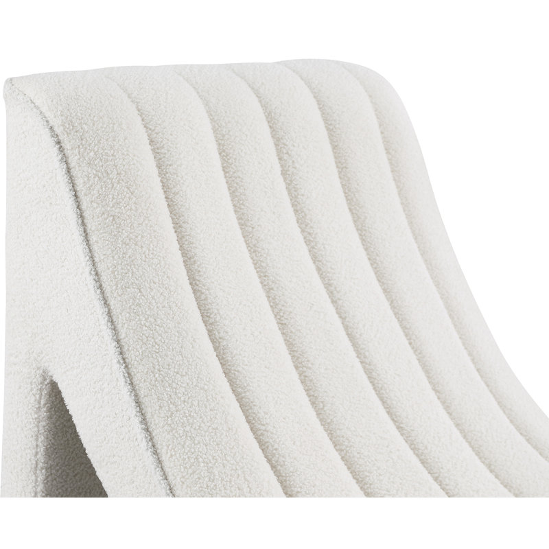 Chaise longue rembourrée Orian, Tissu en peluche crème