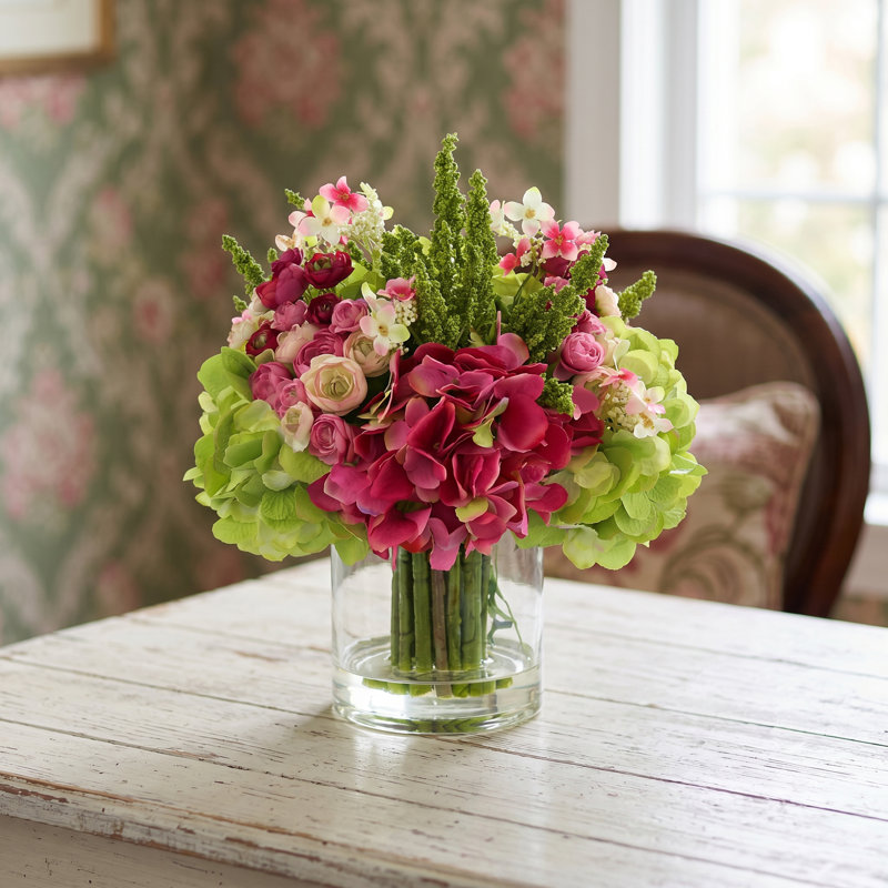 Arrangement floral d'hortensias, de renoncules et de cerisiers en fleurs dans un vase, Pink/Green