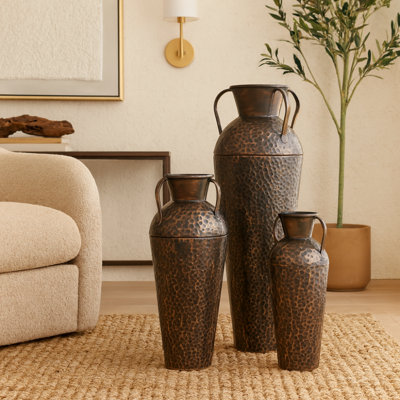 Ensemble de vases en métal avec détails martelés et poignées en métal