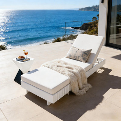 Chaise longue d'extérieur en bois d'acacia blanc avec coussin hydrofuge triple, capacité de 400 lb, chaise longue de patio moderne pour le jardin, au bord de la piscine