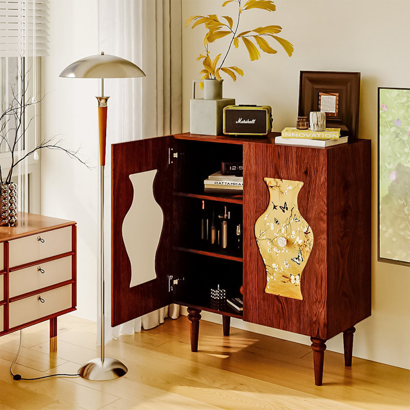 Une armoire de rangement de style central