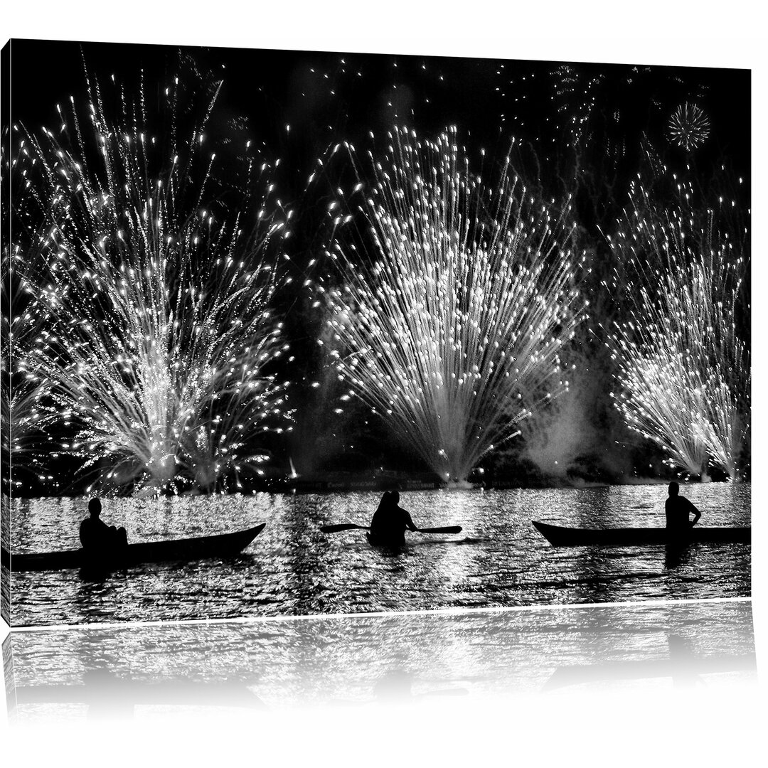 Leinwandbild Feuerwerk auf dem Wasser in Monochrom