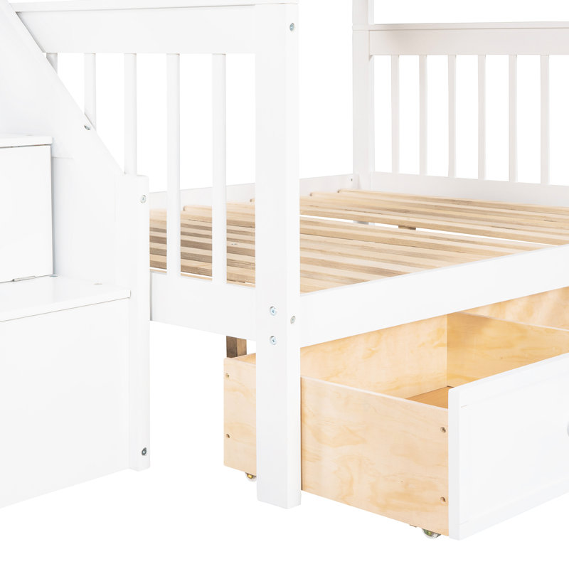 Lit superposé simple au-dessus d'un lit double en L blanc. Structure en bois massif pour plus de stabilité. 3 tiroirs et escalier extra blanc avec tiroirs. Rangement pratique. Sécuritaire