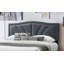 Lit double moderne de style rétro avec tissu en toile de jute, garniture cloutée et base plateforme robuste