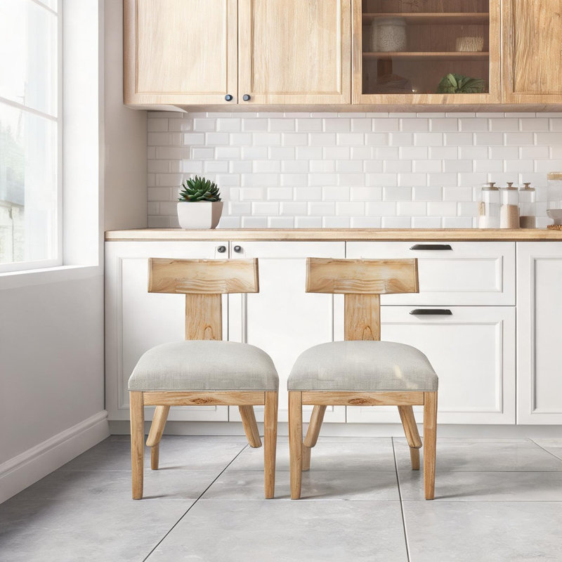 Ensemble de 2 chaises de salle à manger rembourrées avec pieds en bois naturel et dossier à lattes incurvées.