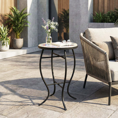 Table d'appoint d'extérieur ronde avec plateau de style mosaïque et pieds courbés en fer, rouge et noir mat