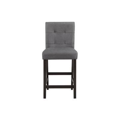 Ensemble de table de bar élégant et fonctionnel avec quatre tabourets confortables pour recevoir et se détendre.