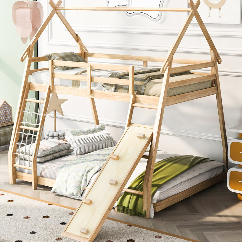 Lit superposé simple au-dessus d'un grand lit avec installation d'escalade - Maximiser les caractéristiques de la chambre à coucher
