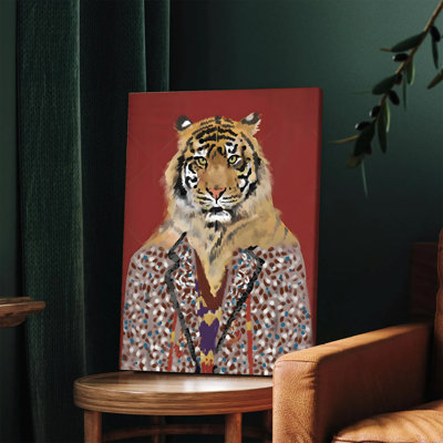 Affiche encadrée (1 pièce) : Tigre élégant en tenue stylée, impression sur toile sur fond rouge vif, portrait animalier pour une décoration intérieure moderne, peinture abstraite unique représentant la faune sauvage, idéale pour le salon, la chambre ou le bureau.