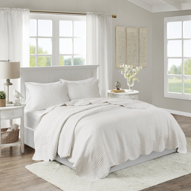 White King Microfiber Reversible Scalloped Edge Quilt Set