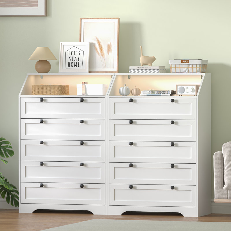 Lasheena Tall 5-Drawer Nightstand Dresser 31.5''W with Adjustable RGB Lighting & Built-in Power Outlet, Wooden Table Storge Chestt for Bedroom,Metal Handle