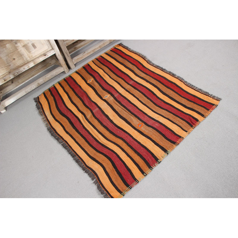 Kilim turc antique avec un motif rayé dans une teinte mauve éclatante, idéal comme tapis de porte ou petit tapis dans un espace de style bohémien
