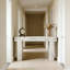 Table de canapé en bois de style champêtre avec charme rustique, bois d'ingénierie durable et utilisation polyvalente pour la décoration intérieure.