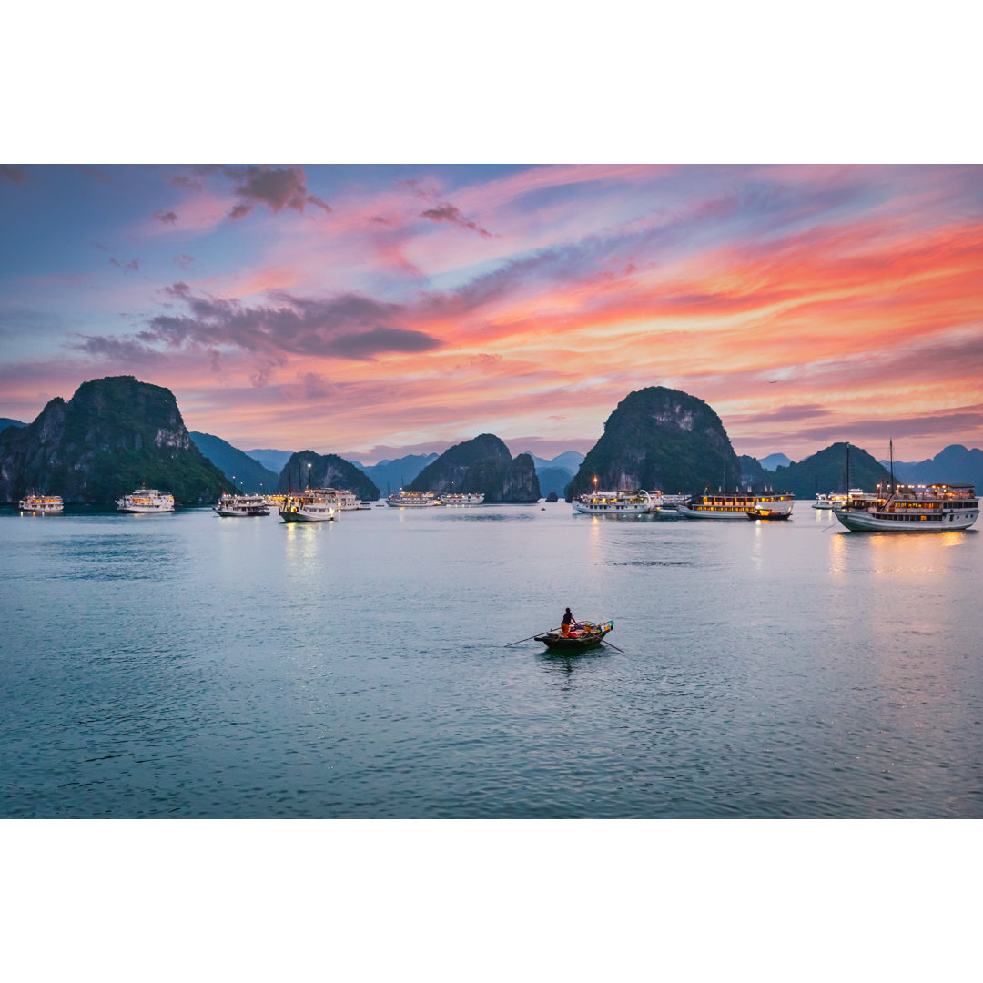 Sonnenuntergang in der Halong-Bucht von Mlenny - Kunstdrucke auf Leinwand