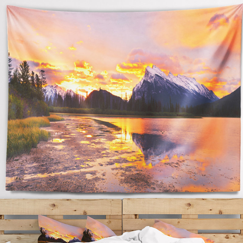 Polyester coucher de soleil au-dessus de vermillon lacs tapisserie avec accessoires suspendus inclus, H 78 po x l 92 po
