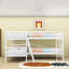 Lit simple superposé en L simple au-dessus d'un lit simple en bois avec double échelle et garde-corps-568012764