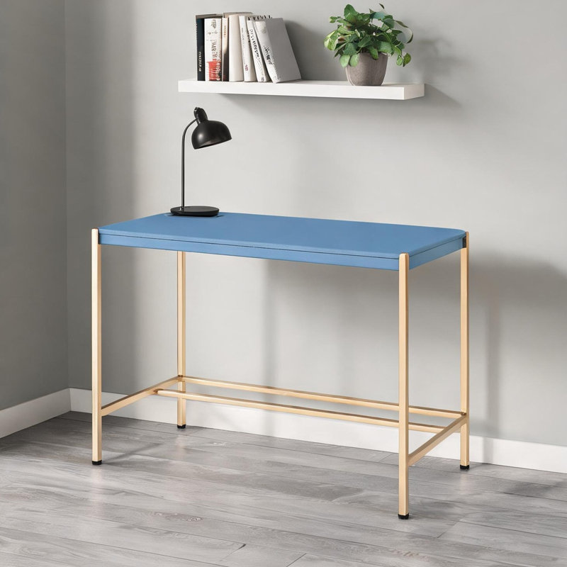 Bureau rectangulaire avec ports USB et prises électriques, plateau en MDF blanc et piètement en acier doré, espace de travail de 122 cm (48 po).