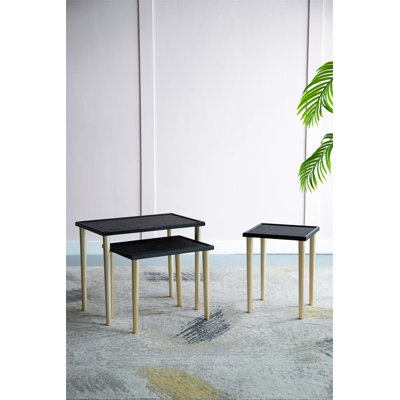 Ensemble de 3 tables d'appoint gigognes d'inspiration bohémienne avec rotin tissé et pieds dorés, pour un décor moderne et élégant.
