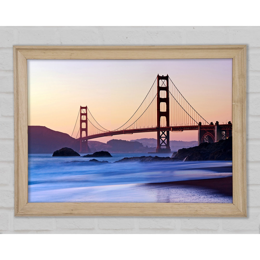 Golden Gate Bridge Over The Misty Waters - Einzelne Bilderrahmen Kunstdrucke