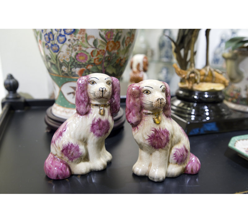 Paire de chiens en porcelaine Staffordshire