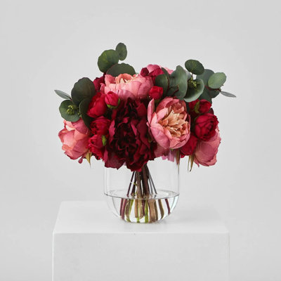 Beauté rougissante - mélange de pivoines mauve et bourgogne avec renoncule fuchsia et eucalyptus argent
