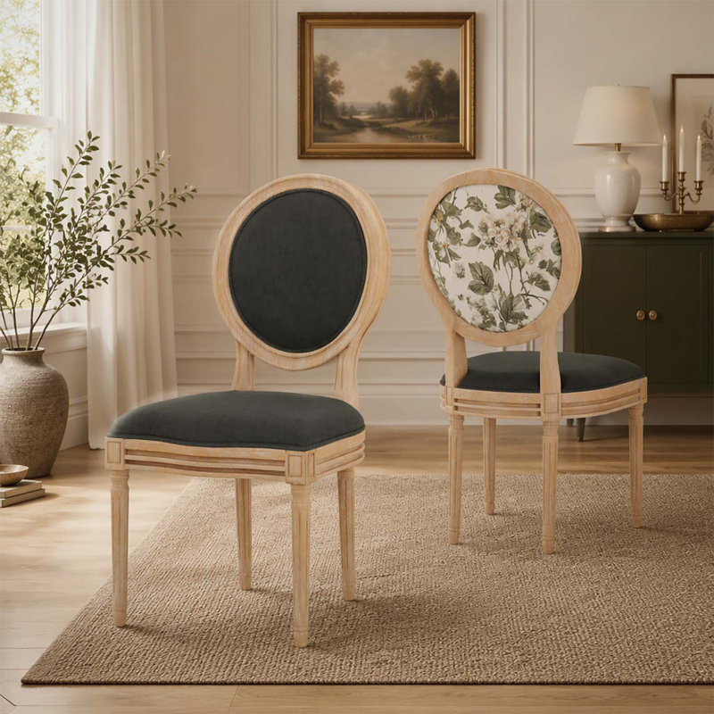 Chaises de salle à manger vintage de style campagnard français, rembourrées, avec dossier rond et pieds cannelés, parfaites pour une assise élégante et confortable.