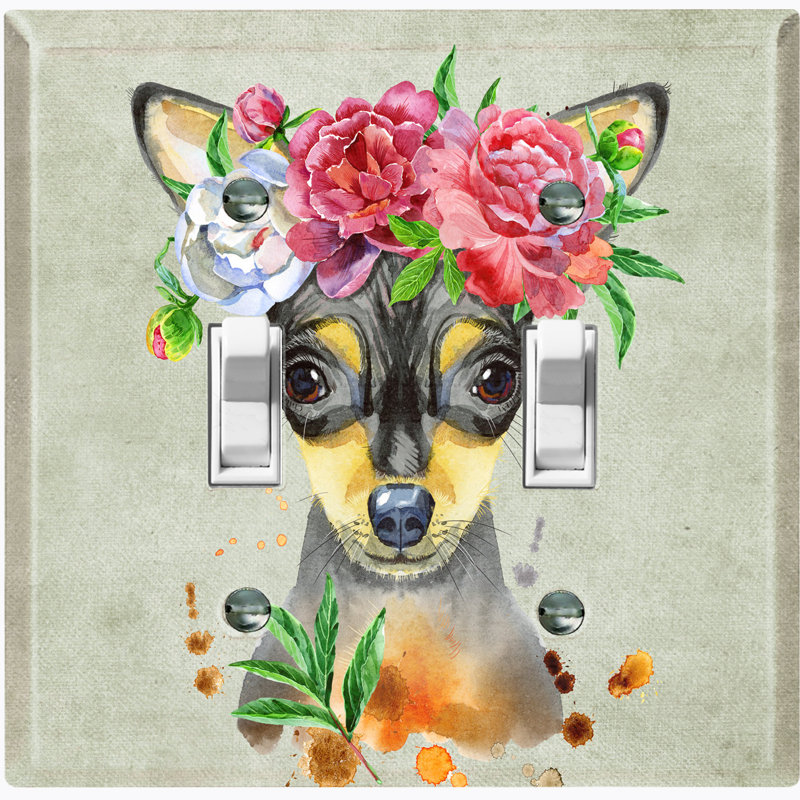 Mignon chihuahua avec couronne de fleurs et couronne murale