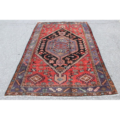 Tapis unique en laine noué à la main des années 1950 de 3 pi 5 po x 4 pi 8 po en rose / noir / rouge